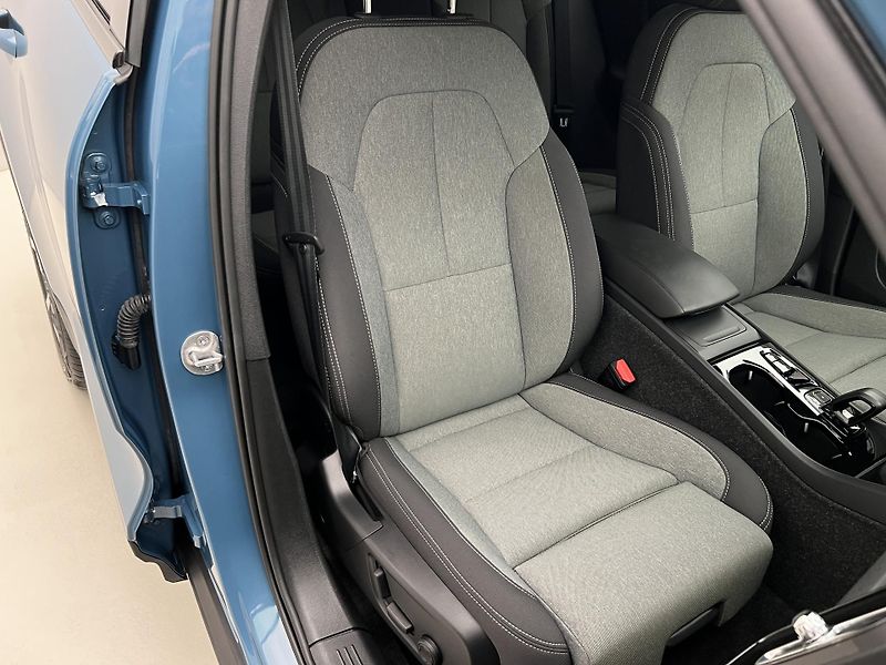 Volvo XC40 B3 DARK PLUS AUT CZ 1. maj. - fotka 20 z 41