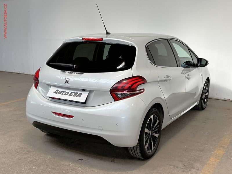 Peugeot 208 (2018) 1.2 PT, TechEdition, navi - fotka 4 z 16