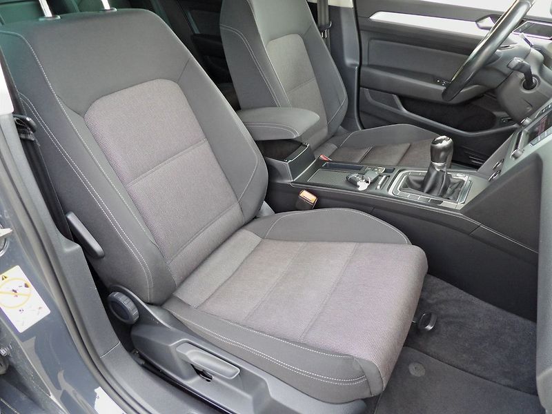 Volkswagen Passat 2.0TDI Comfort Adaptiv Navi - fotka 21 z 33