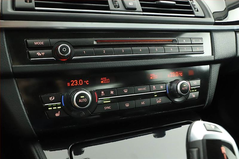 BMW Řada 5 (2015) 520d xDrive, 4X4, Automat - fotka 15 z 20