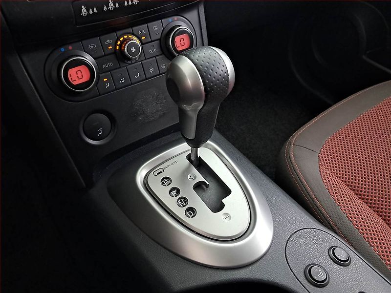 Nissan Qashqai (2008) 2.0, Automat, Navi, Tempomat - fotka 13 z 18