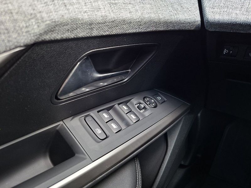 Peugeot 3008 ALLURE HYBRID 145k e-DCS6 - fotka 29 z 29