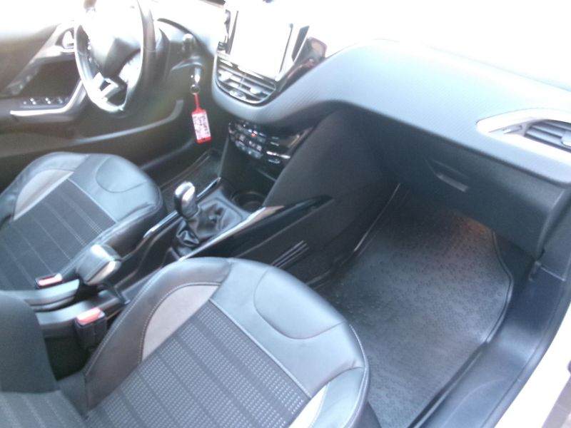 Peugeot 2008 (2015) 1,6 BlueHDI AC TEMP USB - fotka 19 z 26