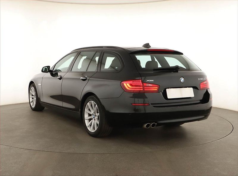 BMW Řada 5 (2015) Individual 530d xDrive, 4X4 - fotka 4 z 21