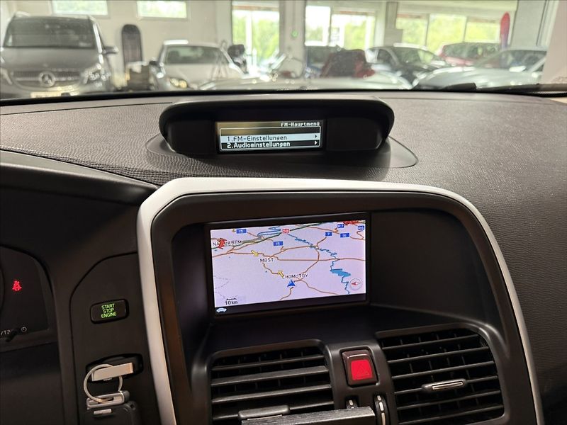 Volvo XC60 2,4   D5 AWD SUMMUM XENON - fotka 16 z 39