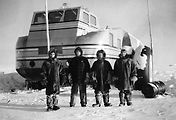 Čtyři členové posádky před vozidlem Antarctic Snow Cruiser.