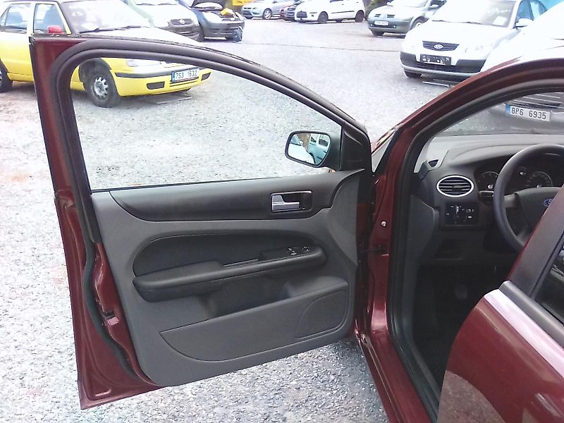 Ford Focus (2005) 2.0i 16V combi, 2majitel - fotka 14 z 30