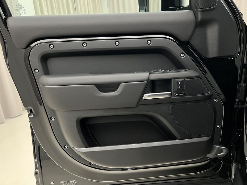 Land Rover Defender (2025) 110 D250 X-DYNAMIC SE AWD Aut - fotka 41 z 45