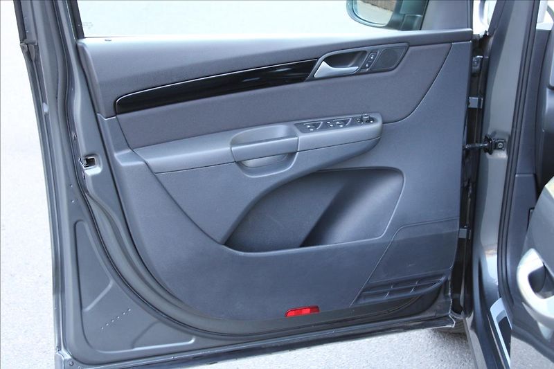 Volkswagen Sharan 2.0 TDI / DSG / TOP-VÝBAVA - fotka 13 z 48