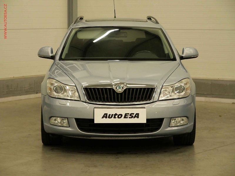 Škoda Octavia (2010) 1.6 TDi, Elegance, xenon - fotka 2 z 25