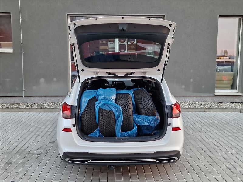 Hyundai i30 1.0 T-Gdi Family Smart Kombi - fotka 34 z 50