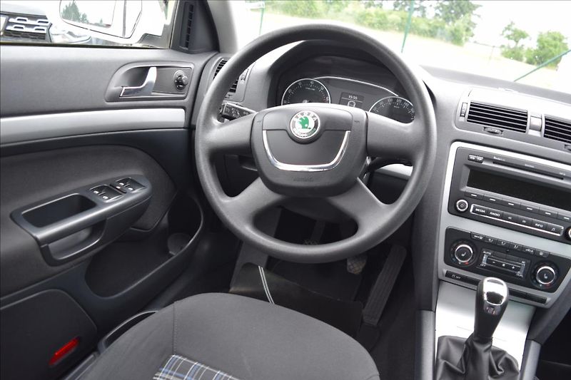 Škoda Octavia 1,2 TSI 77KW 2XKOLA XENONY - fotka 30 z 43