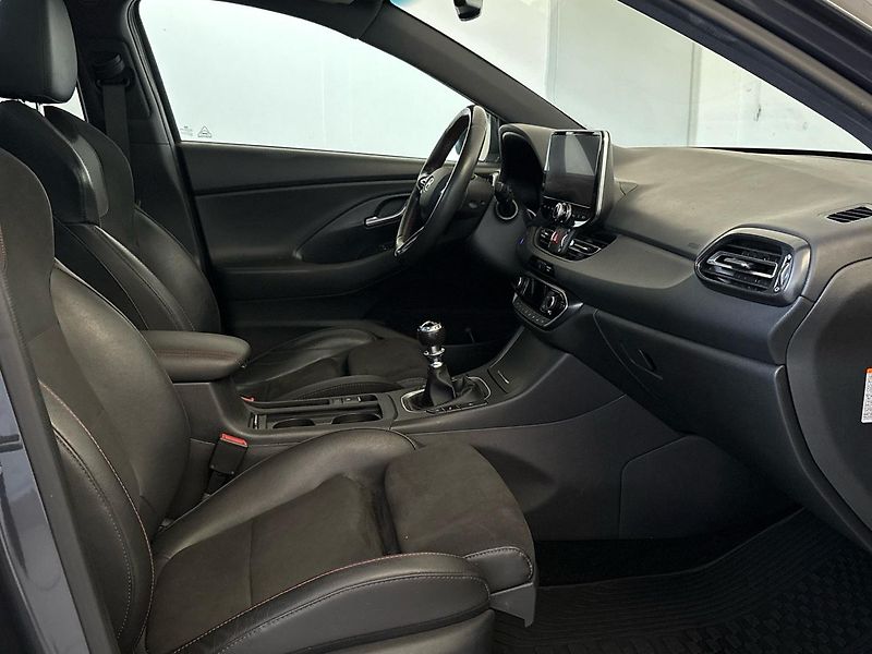 Hyundai i30 (2021) Mild HYB 1.5 TGDi N-line kombi - fotka 13 z 43