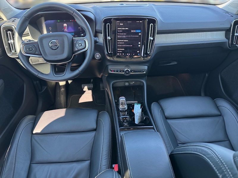 Volvo XC40 (2023) ULTIMATE BRIGHT B4 P 145kW AWD - fotka 9 z 11