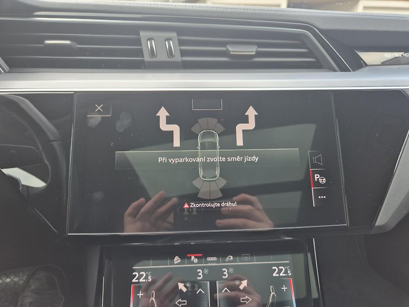 Audi e-tron 50 QUATTRO 230kw 20ALU SOH100% - fotka 28 z 45
