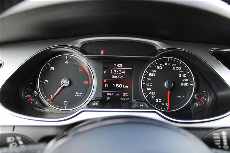 Audi A4 2,0 TDi  AUTOMAT, S-LINE - fotka 17 z 33