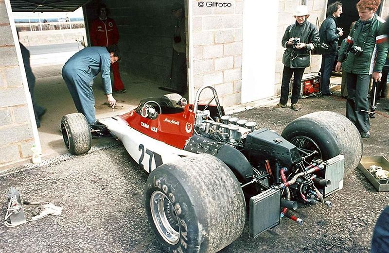 Parnelli Jones za volantem vozu Ford Mustang Boss 302.