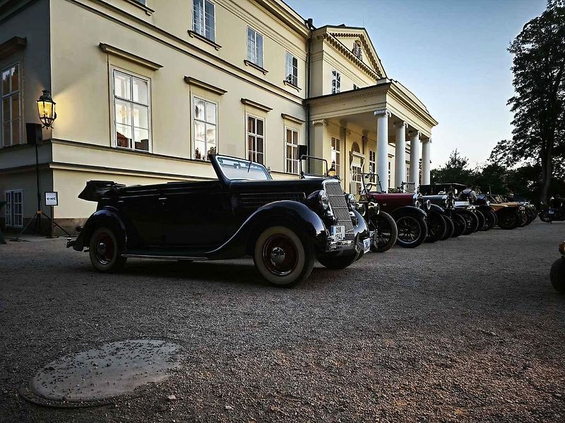 Jako v knize Dědeček automobil si připadali návštěvníci Nového zámku v Kostelci nad Orlicí