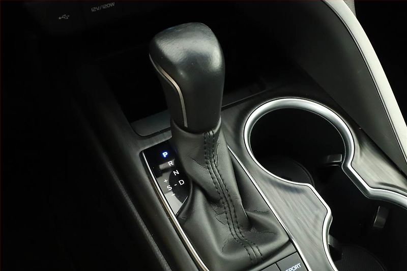 Toyota Camry (2021) 2.5 Hybrid - fotka 14 z 20