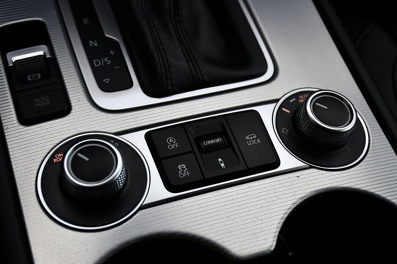 Volkswagen Touareg 3.0TDi V6 4M R-LINE TAŽNÉ ČR - fotka 25 z 44