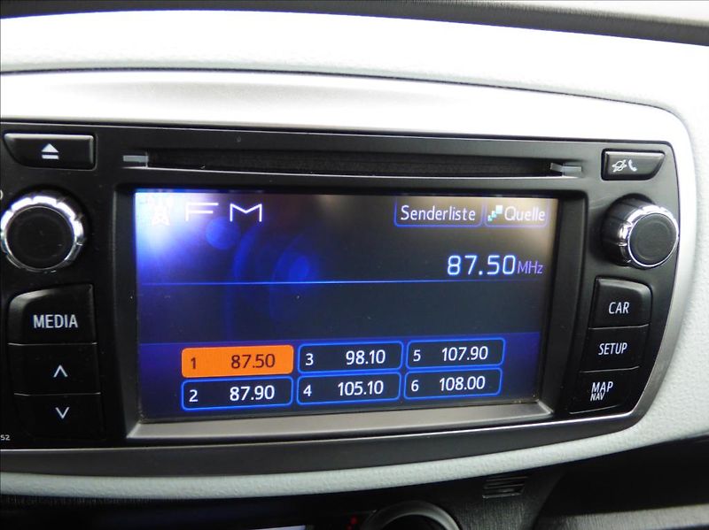Toyota Yaris 1,5 Hybrid, Digi Klima, servis - fotka 26 z 60