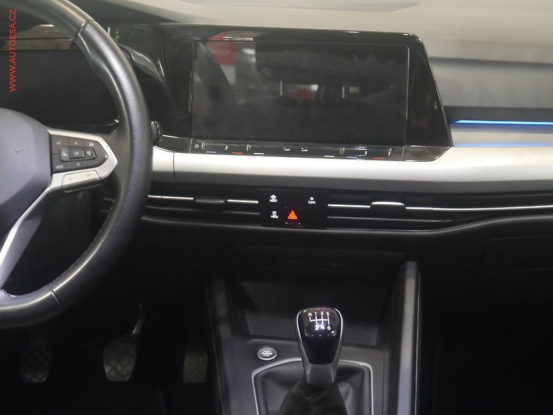 Volkswagen Golf (2021) 2.0 TDi, Life, LED, navi - fotka 10 z 23