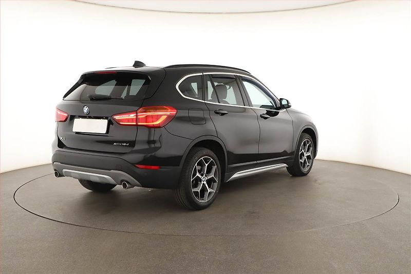 BMW X1 (2019) xDrive18d, ALU, KLIMA, ČR, 4X4 - fotka 5 z 18