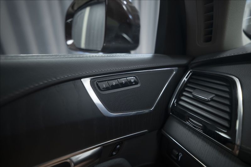 Volvo XC90 2,0 B5 AWD INSCRIPTION 7 MÍST - fotka 37 z 47