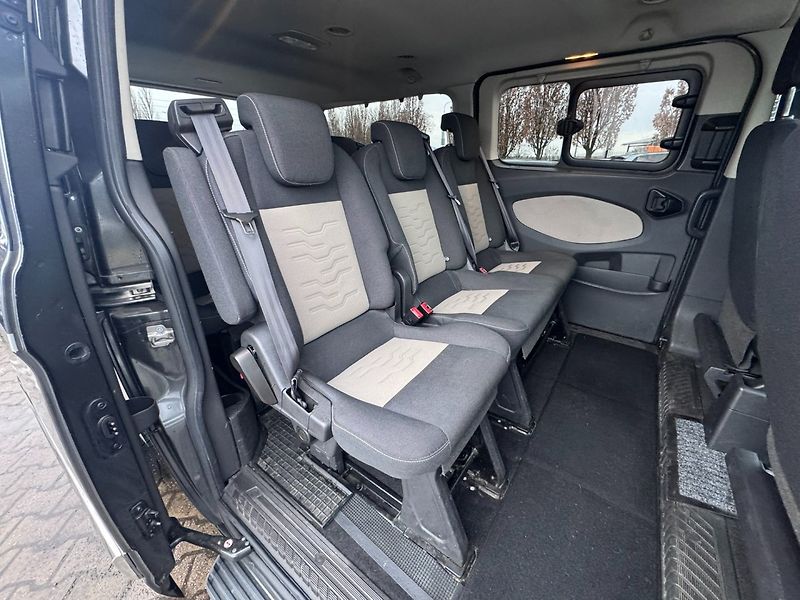 Ford Tourneo Custom (2018) 2,0D 125KW 8 MÍST TITAN 1.MAJ - fotka 33 z 49