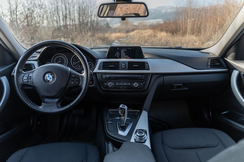 BMW Řada 3 (2014) 320d Touring F31 xDrive AT - fotka 17 z 28