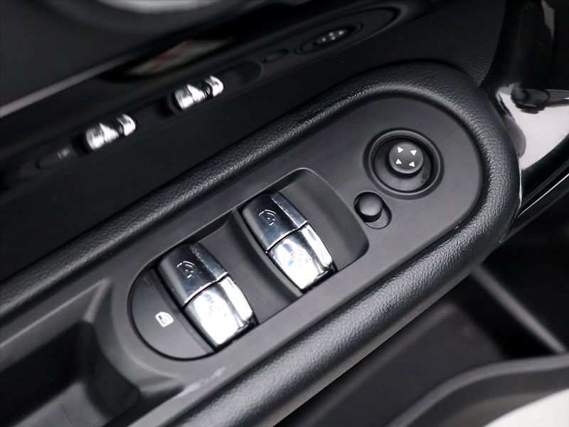 Mini Countryman 2,0 SD 140kW ALL4 Aut. LED - fotka 16 z 35