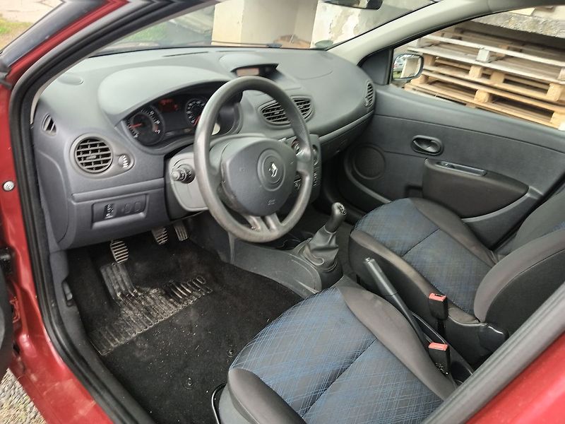 Renault Clio 1.2 i Grandtour Authentique - fotka 9 z 23
