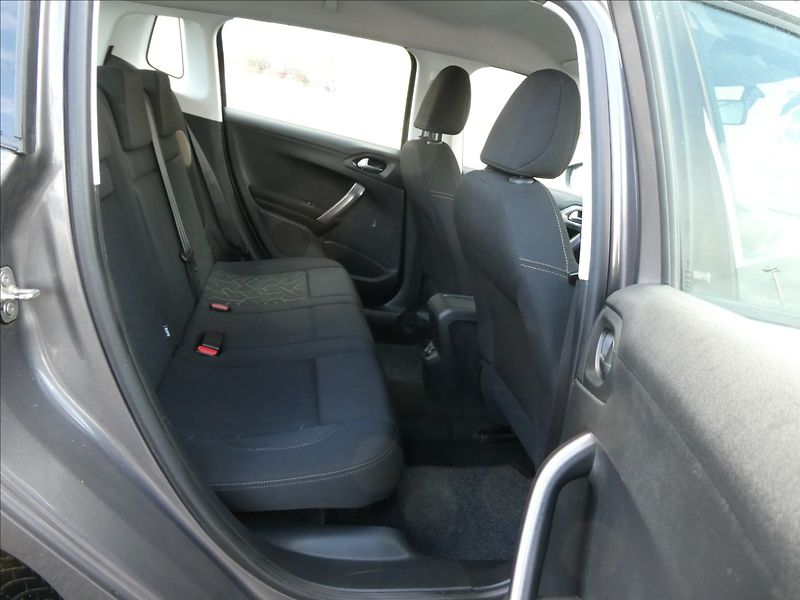 Peugeot 2008 1,2 PureTech 60kW - fotka 27 z 38