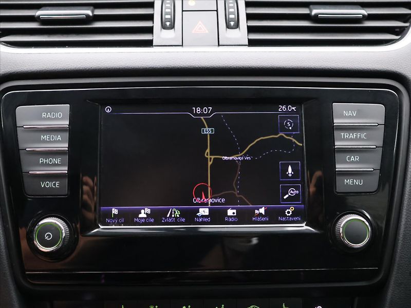 Škoda Octavia 2,0 TDI 110kW CZ Style Kessy - fotka 19 z 30