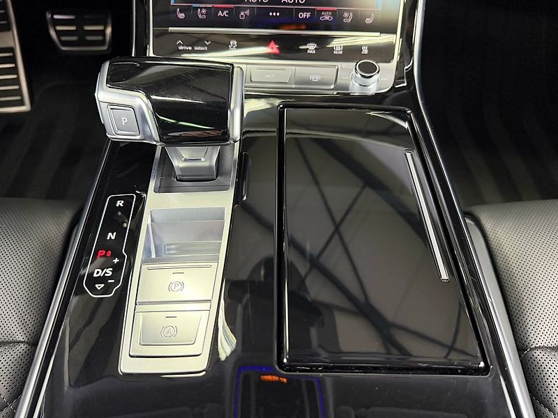 Audi S8 TFSi QUATTRO, MASÁŽE, B&O ADVA - fotka 30 z 42