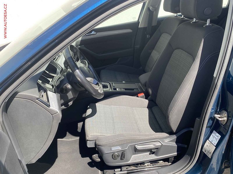 Volkswagen Passat (2020) 2.0 TDi, Highline, DSG, LED - fotka 9 z 19