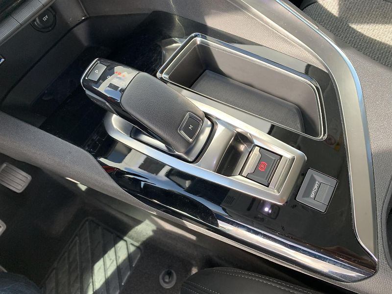Peugeot 3008 ALLURE+ 1.2 PureTech 96kW AT - fotka 21 z 27
