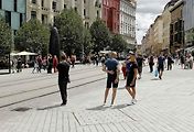 Historická kolona vozidel projela v sobotu odpoledne brněnským náměstím Svobody.
