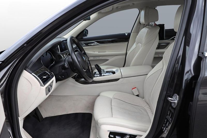 BMW Řada 7 750Li xDrive - fotka 10 z 25