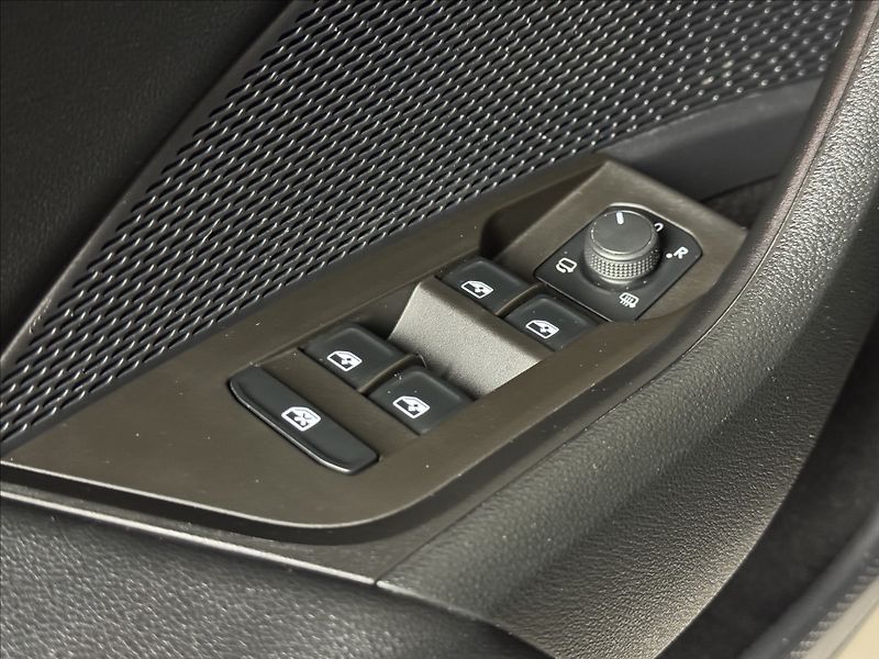 Škoda Octavia 2,0 TDi  DSG Tour Virtual LED - fotka 18 z 45