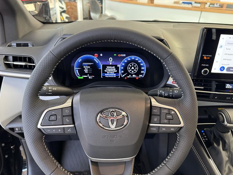 Toyota Sienna XSE 2,5 HEV AWD - fotka 27 z 46