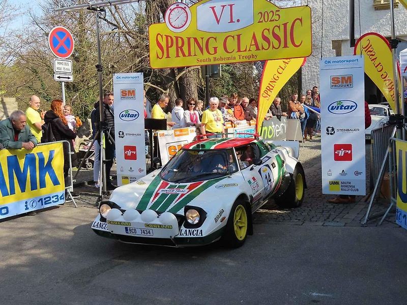 Michal a Jonáš Pavlíčkovi na startu. Rallye Spring Classic startovalo v sobotu 12. dubna dopoledne z jihočeského Tábora. Na trasu 231 kilometrů vyrazilo 100 posádek.