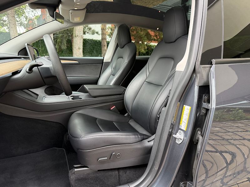 Tesla Model Y Long Range AWD 20´ - fotka 11 z 40