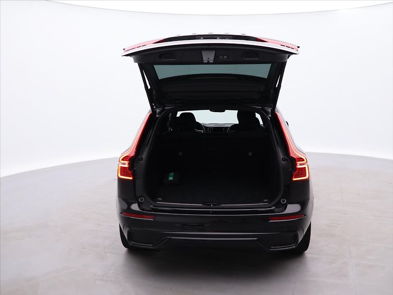 Volvo XC60 2,0 B5 AWD Plus Black Ed. AT - fotka 9 z 31