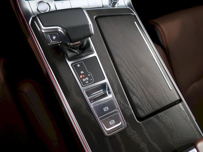 Audi A6 (2019) 50TDI 210KW 4x4 WEBASTO TAŽNÉ - fotka 30 z 38