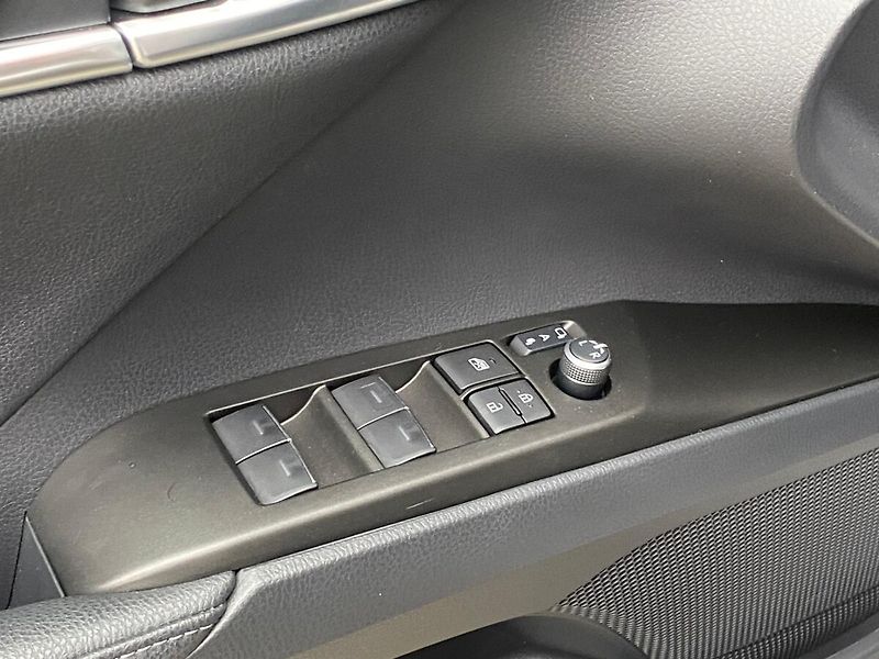 Toyota Camry 2,5 Hybrid Executive - fotka 14 z 30