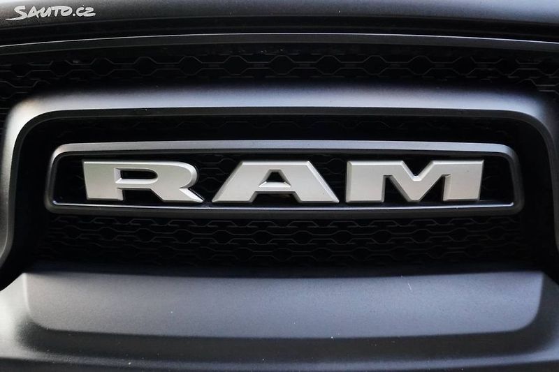 Dodge RAM (2015) 5.7 HEMI 4X4 REBEL EDITION - fotka 33 z 35