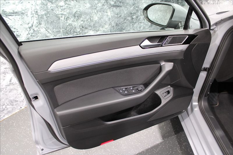 Volkswagen Passat 1,5 TSI DSG Business 1.maj. CZ - fotka 8 z 35