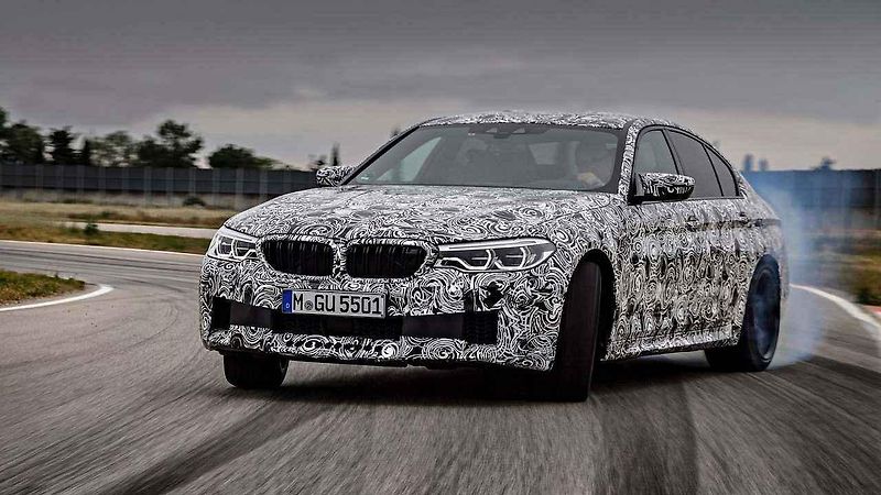 Prozatím maskované BMW M5.