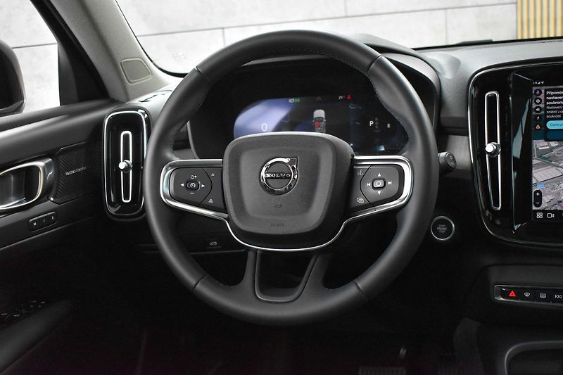 Volvo XC40 B4 AWD KAMERY360*HARMAN*ČR 1.M - fotka 17 z 42